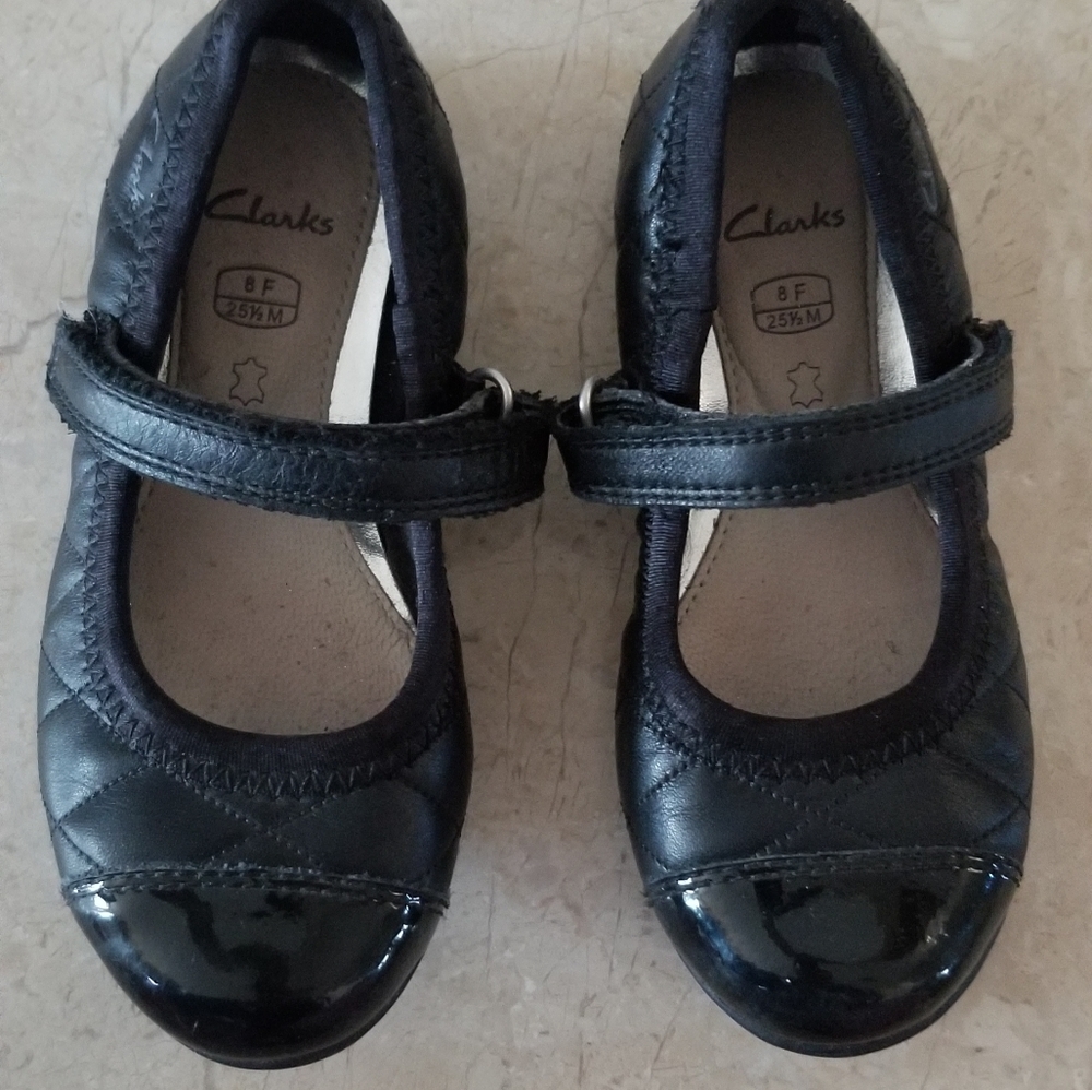 EUC CLARKS TODDLER LAMBSKIN  PATENT LEATHER BALLER